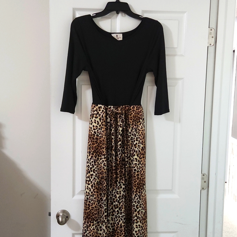 Leopard print 3/4 sleeve dress. Maxi